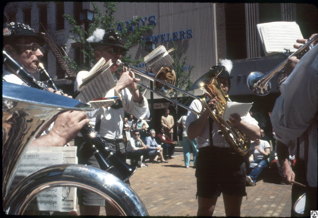 1981 04 15 Mini Mall 03.jpg